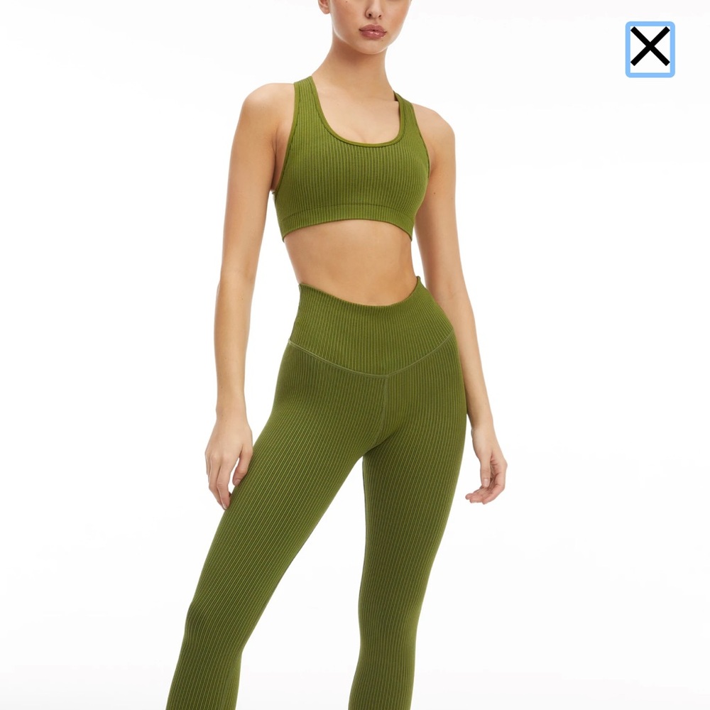 Good American athleisure set. Great quality and fit. Color is as pictured.
